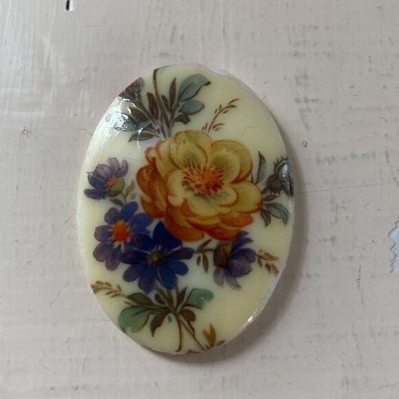 1970s signed and  painted brooch or pendant - ready for your next project - Picture 4 of 4